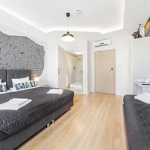 https://six-suites.gdanskhotel.org